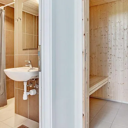 Sleeps 18 Pool Wifi Holiday home
